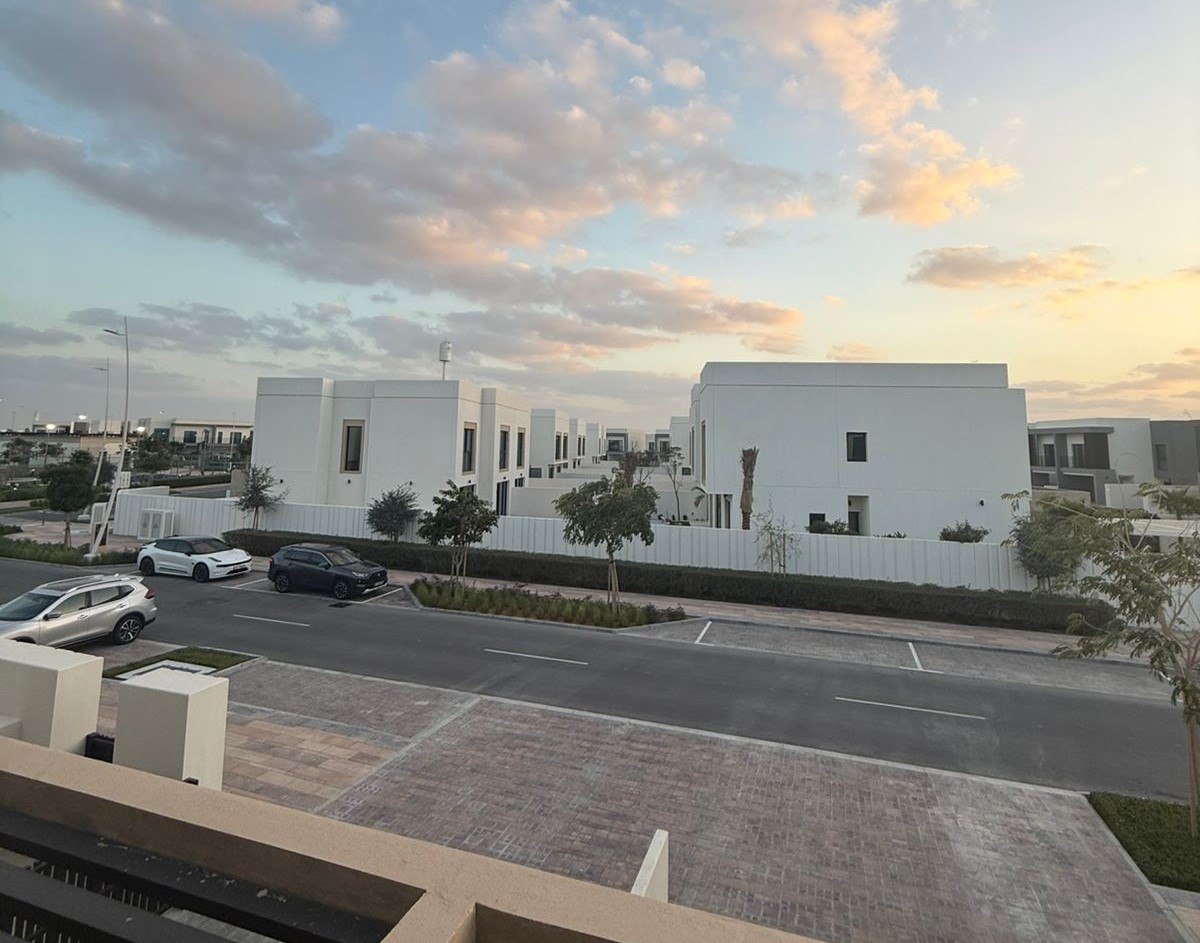 The Magnolias Yas Acres Abu Dhabi luxury villas overlooking golf course greenery with modern architecture and premium family lifestyle environment.