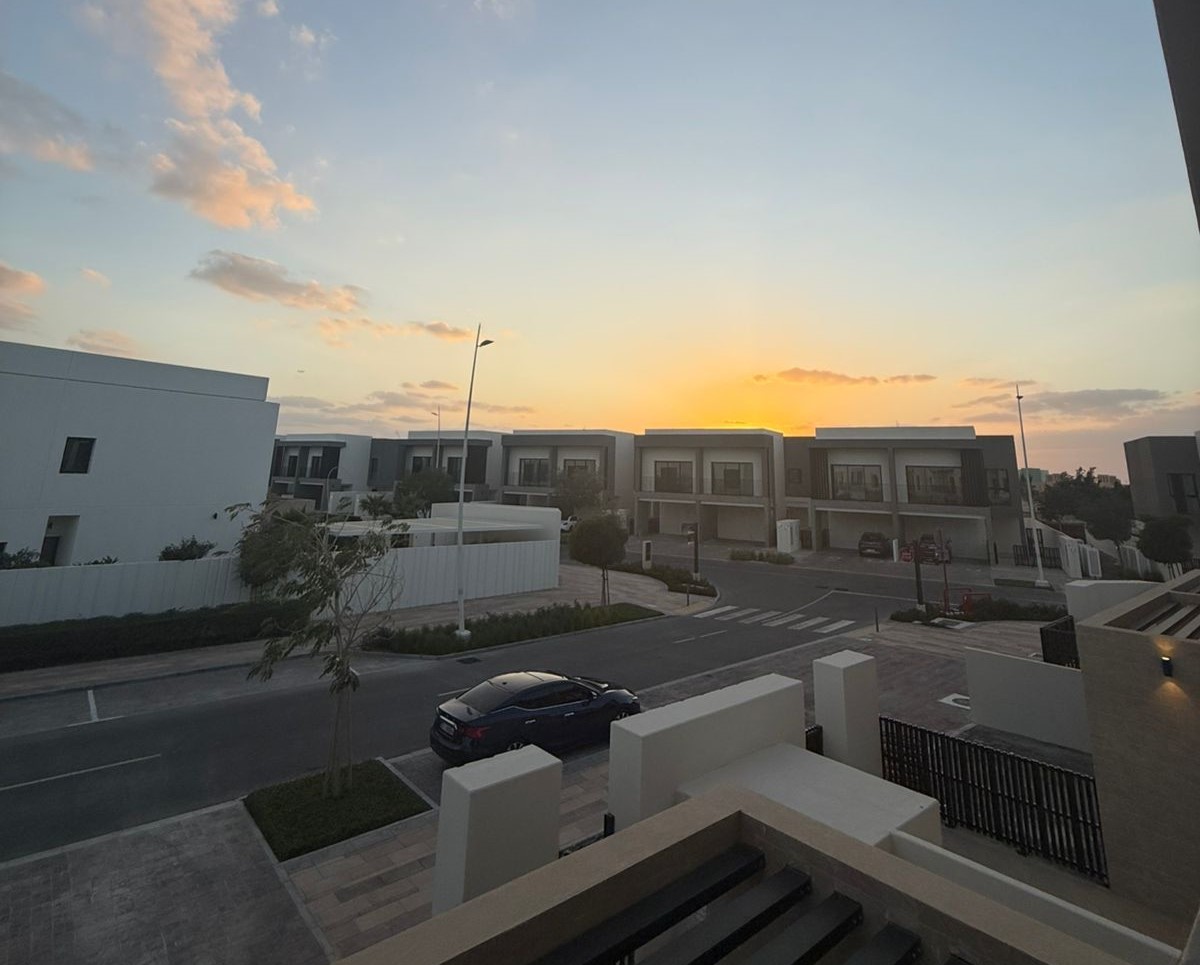 Yas Island surroundings near The Magnolias Yas Acres Abu Dhabi featuring entertainment venues, retail destinations, schools, and waterfront lifestyle attractions.